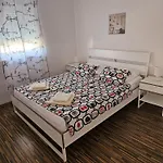 Cikac Ii - Modern By The Appartement Mandre